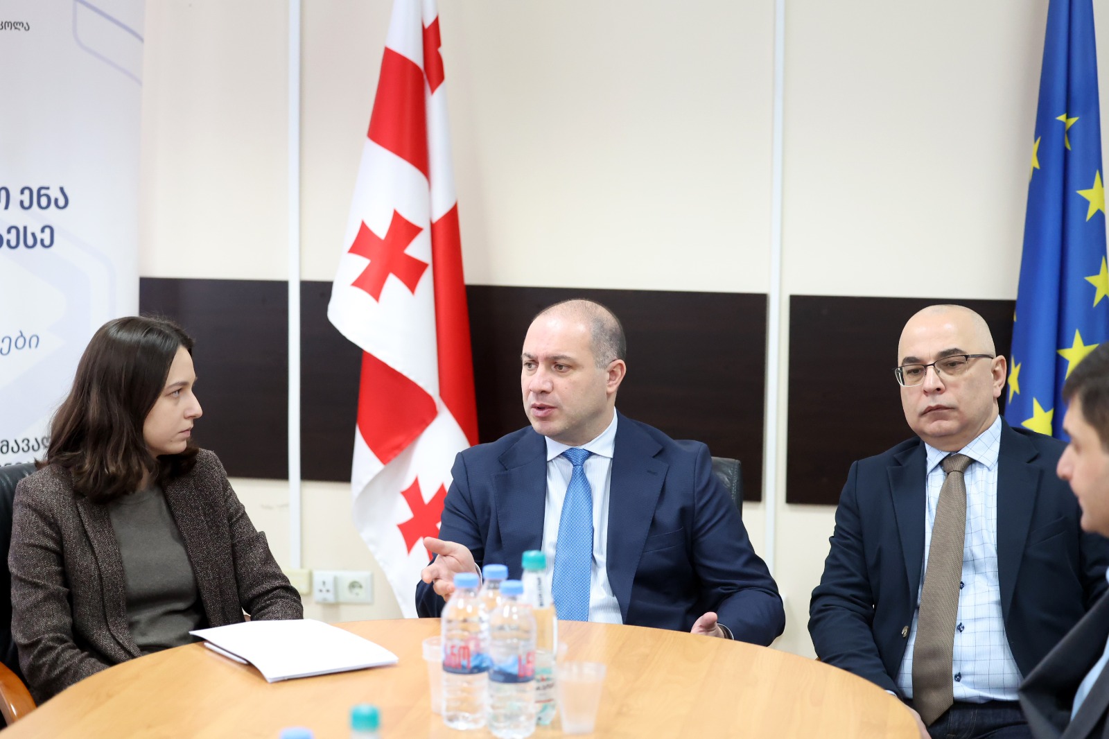 გივი მიქანაძემ  ჟვანიას სკოლის თანამშრომლებთან შეხვედრა გამართა