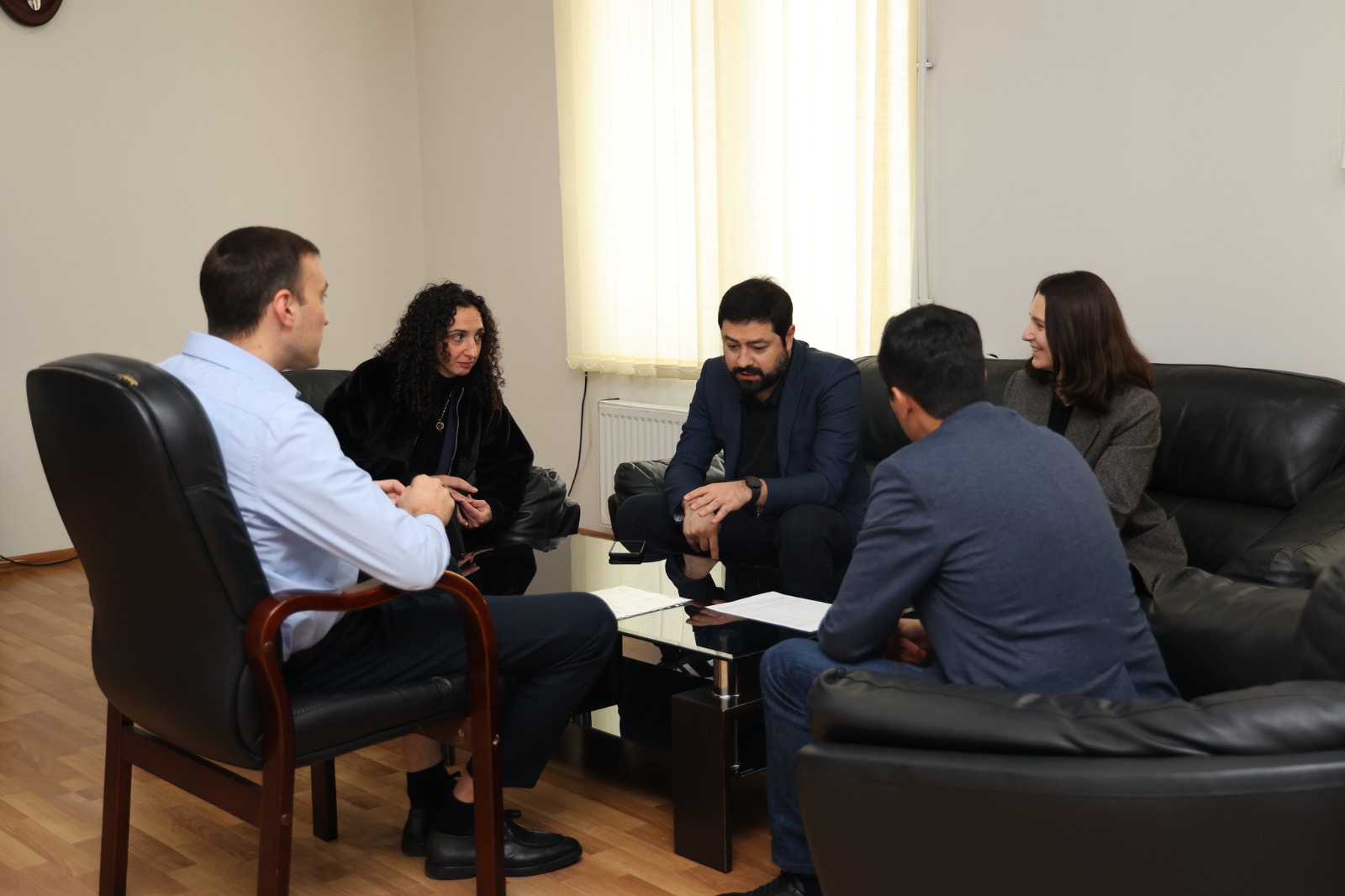 მარიამ კობიაშვილი და დირექტორის მოადგილე, ლევან ქარუმიძე მარნეულის მუნიციპალიტეტის მერს დაური ისმაილოვს და მერის პირველ მოადგილეს გიორგი გოდაბრელიძეს შეხვდნენ