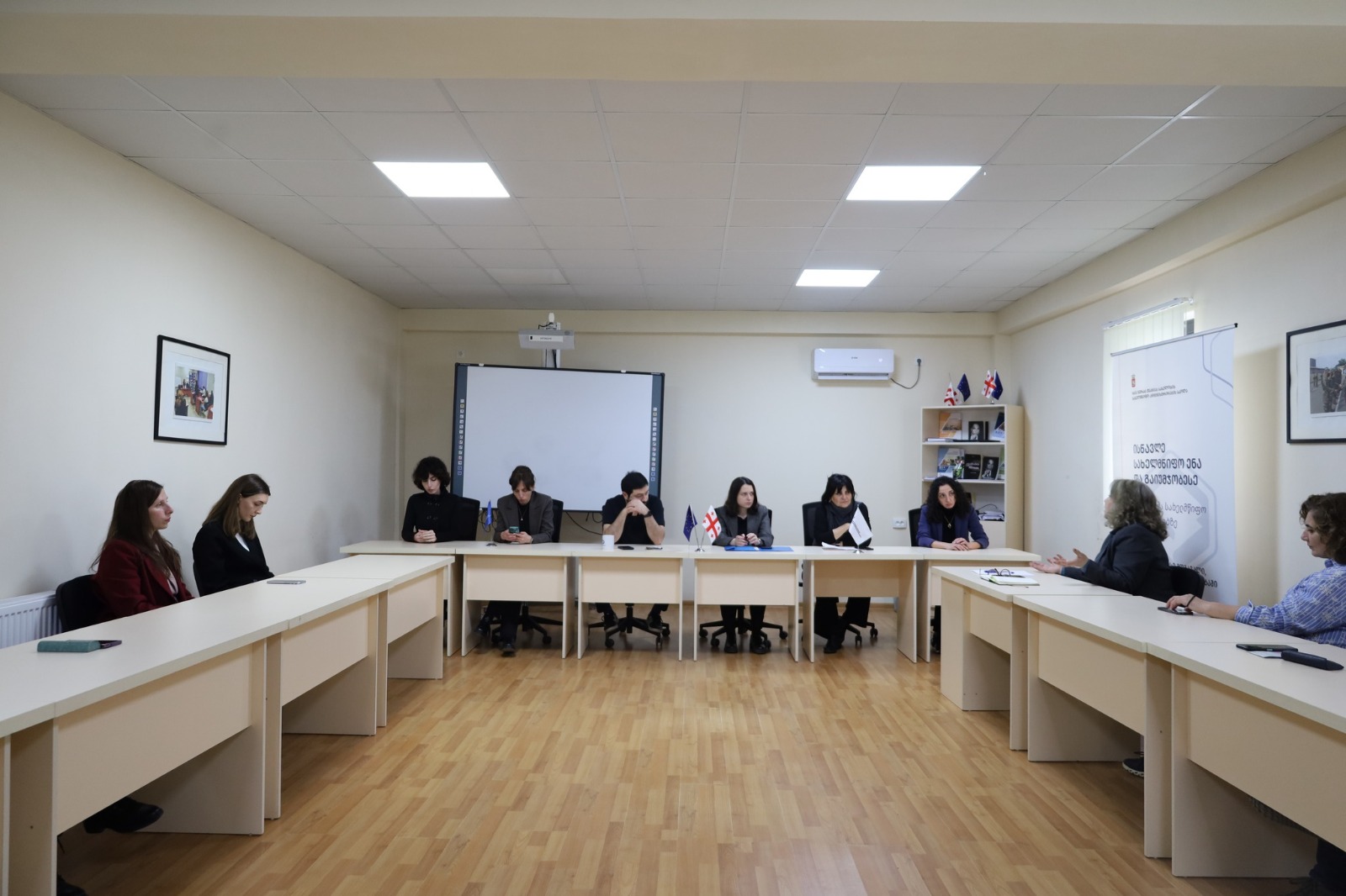 მარიამ კობიაშვილი და დირექტორის მოადგილე, ლევან ქარუმიძე სკოლის წარმომადგენლებთან ერთად მარნეულის მუნიციპალიტეტის სახელმწიფო ენის სწავლებისა და ინტეგრაციის პროგრამის ტრენერებს შეხვდნენ